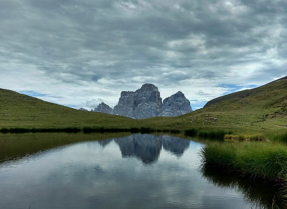 Il Lago delle Baste a Mondeval, con il Pelmo sullo sfondo.