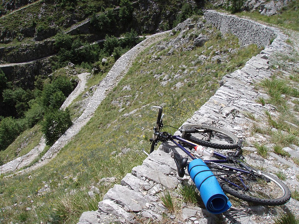 La Via Vandelli scendendo verso Resceto dal Monte Tambura.
