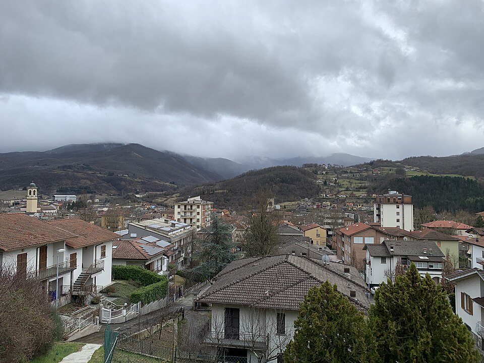 Borgo Val di Taro, nel territorio del Molinatico. Foto del fondovalle: la traccia parte in quota a Bocca di Malzapello.