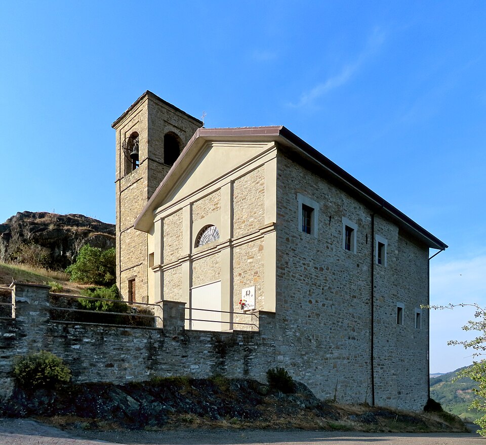 La chiesa di Pozzolo nel comune di Bore, borgo di partenza dell'anello.