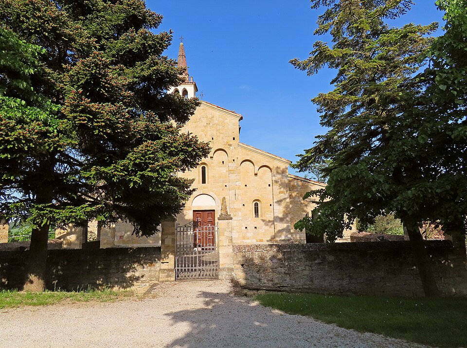 Il santuario di Careno. Foto del territorio: la traccia per Monte Santa Cristina parte ai Vaienti, non davanti al santuario.