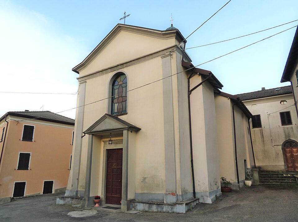 La chiesa di San Rocco a Caneso, borgo di partenza per il Monte Orocco.