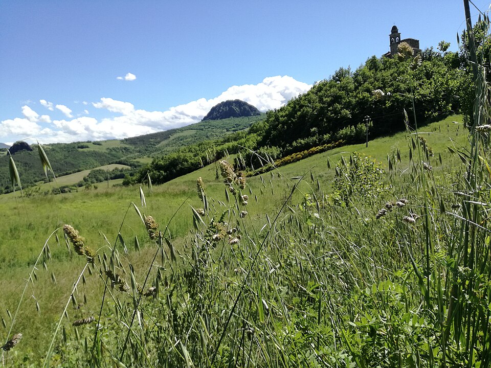 La Pietra Parcellara. Il percorso proposto termina all'oratorio sottostante e non comprende la salita alla vetta.