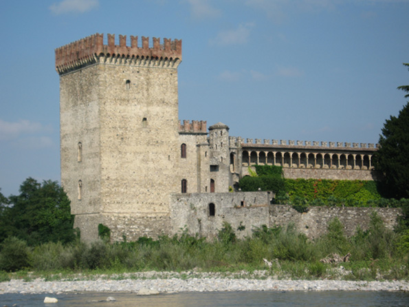 Il Castello di Riva nel territorio di Ponte dell'Olio. Foto di contesto della Val Nure; la traccia parte a Vidur.