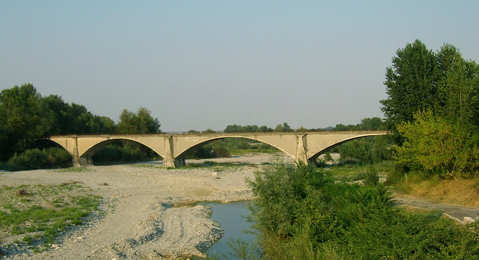 Il ponte ferroviario di Ponte dell'Olio. Foto del paese, non dell'intero anello collinare verso Zaffignano e Canavera.