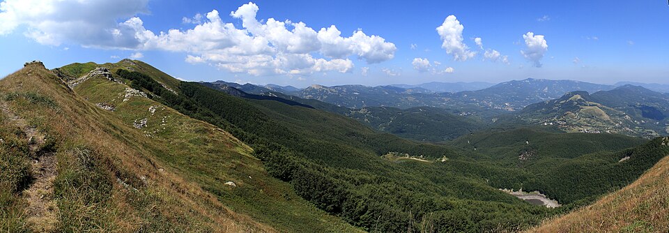 Lago Scuro e Lago Verdarolo visti dal Monte Malpasso. Il 703 passa dal Verdarolo; non e inclusa una salita al punto di scatto.