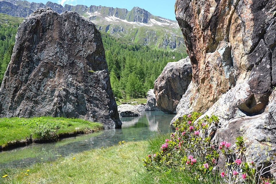 Il paesaggio lungo il sentiero verso il Rifugio Bosio in valle Airale.