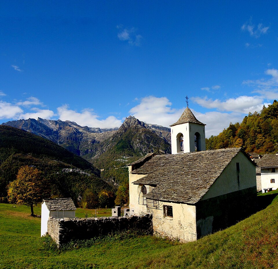 La chiesa e il panorama montano di Daloo.