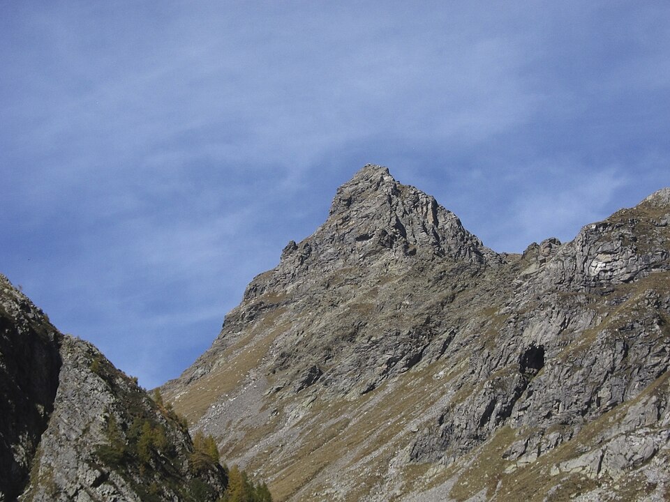 Il Pizzaccio visto dall'Alpe Forcola. La vetta non e compresa nella traccia al bivacco.