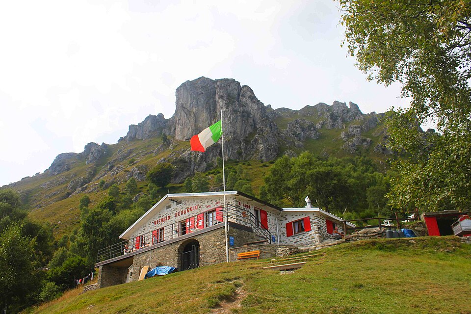 Il Rifugio Menaggio alle pendici del Monte Grona.