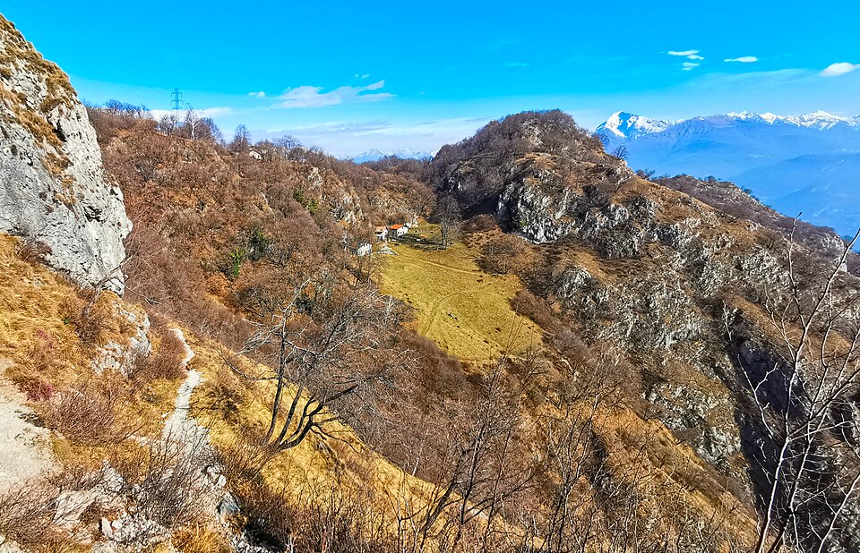 Il Sasso San Martino e il Pilone, sulle alture del centro lago.