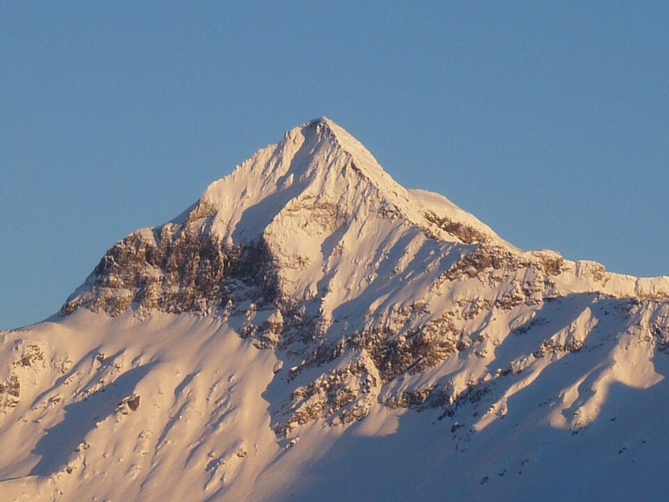 Il Pizzo Scalino visto da ovest: panorama del territorio dell'anello, non il Lago di Mufule. La vetta non fa parte del giro.