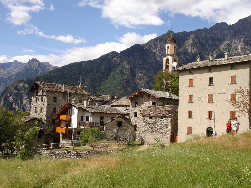 Le case del borgo di Uschione, sopra Chiavenna.