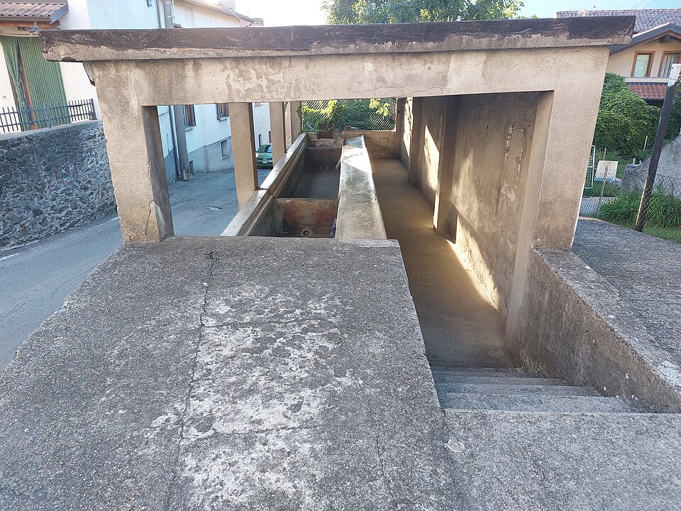 Il lavatoio nel borgo di Villatico, punto di accesso all'anello.